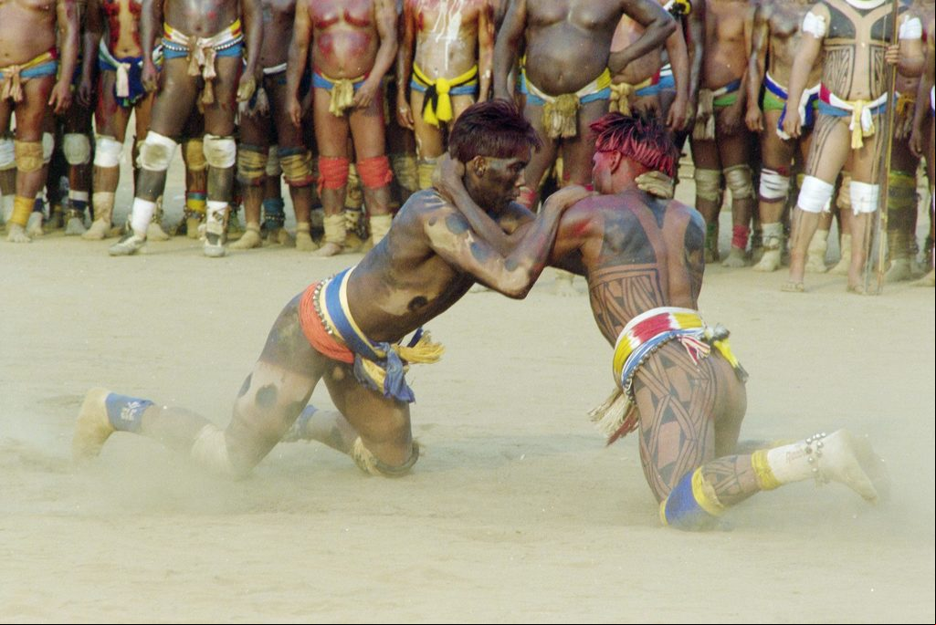 Huka Huka, final do Kuarup na aldeia Aiha do povo Kalapalo. O ritual é considerado o grande emblema do Alto Xingu. Trata-se de uma cerimônia funerária, que envolve mitos de criação da humanidade, a classificação hierárquica nos grupos, a iniciação das jovens e as relações entre as aldeias @Beto Ricardo / ISA
