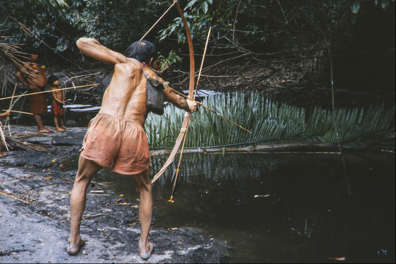 Tiwawi-no pescando, Terra Indígena Araweté/Igarapé Ipixuna, Pará @Eduardo Viveiros de Castro