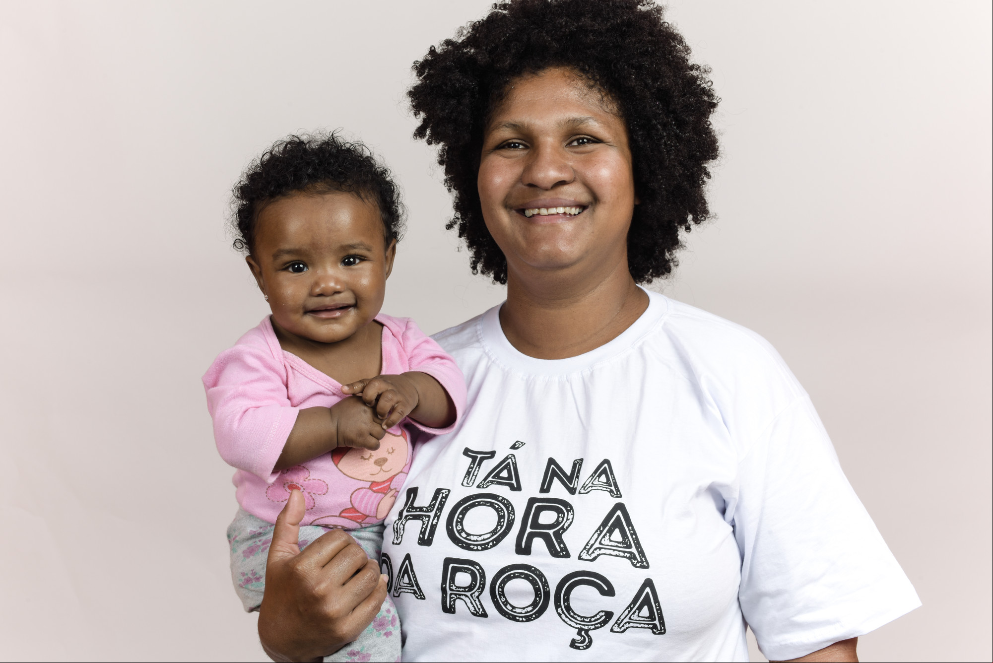 Neire Alves da Silva, do Quilombo Ivaporunduva,  com sua filha Ana Julia Alves Pupo no colo, na campanha "Tá na hora da roça", que teve por objetivo pressionar governo de São Paulo na emissão de licenças para as roças tradicionais quilombolas. O lançamento da campanha aconteceu durante a 11ª Feira de Troca de Sementes e Mudas Tradicionais das Comunidades Quilombolas do Vale do Ribeira, Eldorado @Claudio Tavares / ISA