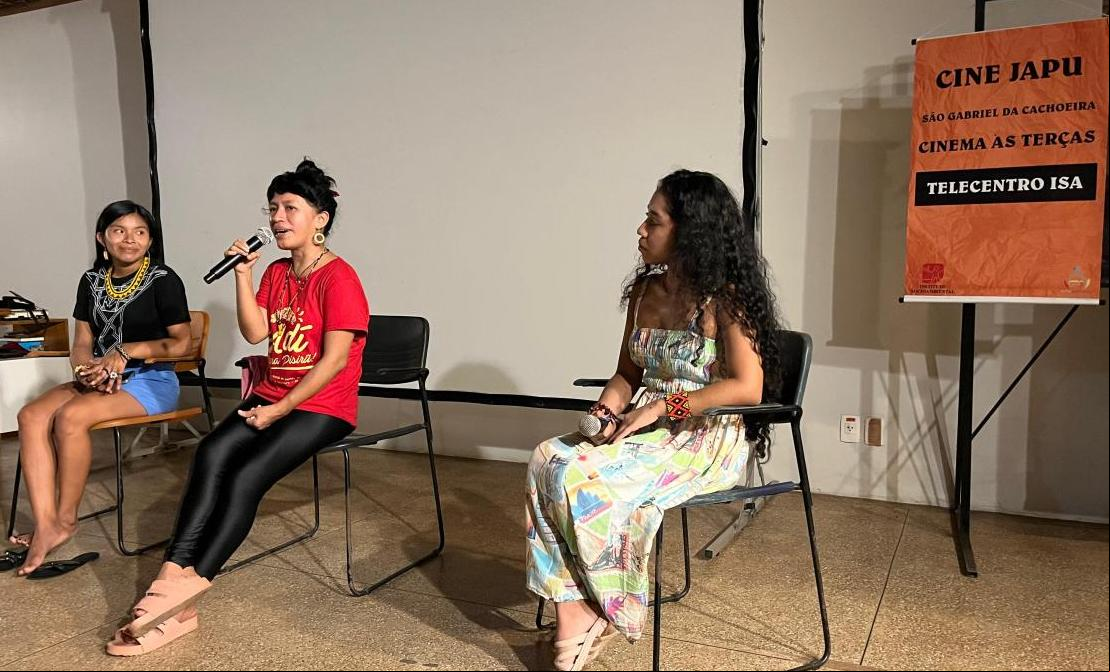 Conversa após a exibição teve participação de Jucimery Garcia e Claudia Wanano, e mediação da comunicadora indígena Nayra Sthefany