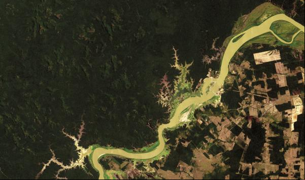 Desmatamento às margens do Rio Madeira (RO). Parte da devastação foi provocada pelas obras da hidrelétrica de Jirau. Sem um licenciamento ambiental adequado, grandes empreendimentos como esse tendem a provocar desmatamento | Coordenação Geral da Observação da Terra / Inpe
